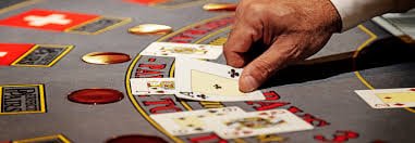 Mesin slot modern dengan tema neon dan efek cahaya di dalam kasino